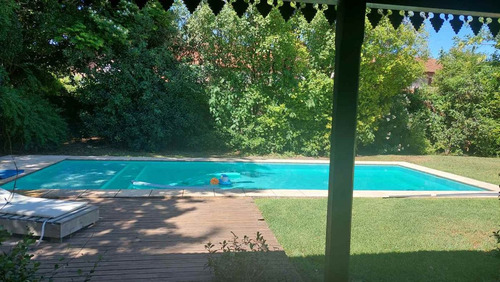 Venta- Casa Enorme Con Jardín Y Pileta, Hurlingham