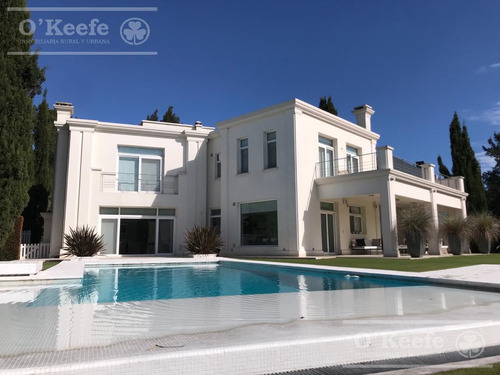 Impecable Casa En Venta Con Fondo Al Golf En Abril Club De Campo - Apto Credito