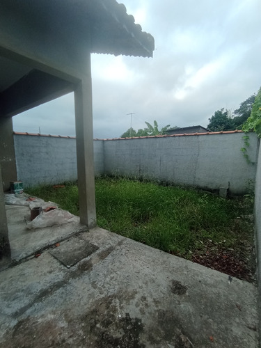 Casa 2 Dormitórios Em Bairro Residencial, Próximo A Comércios, Escolas, Transportes E Muito Mais!