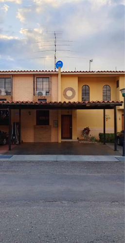 Soloclientes: Townhouse En Venta En Mañongo, Villas Iñak- At