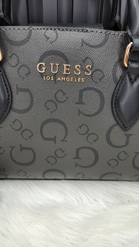 Bolsa Guess Hg961607 Nueva 100 % Original Con Etiqueta Negro Estampado Oro Negro