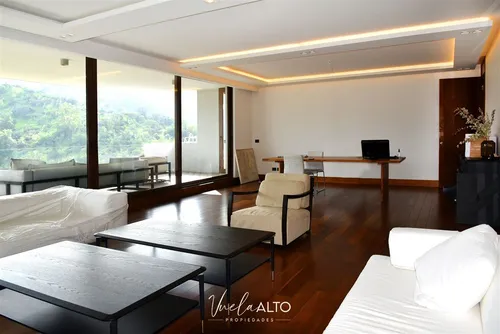 Departamento En Venta De 4 Dorm. En Lo Barnechea / 3 Estac.