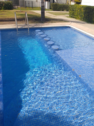 Haz De Esta Casa Tu Nuevo Hogar. Ubicada En Una Privada Con Vigilancia 24/7, Esta Propiedad Combina Funcionalidad, Amplitud Y Excelente Ubicación.