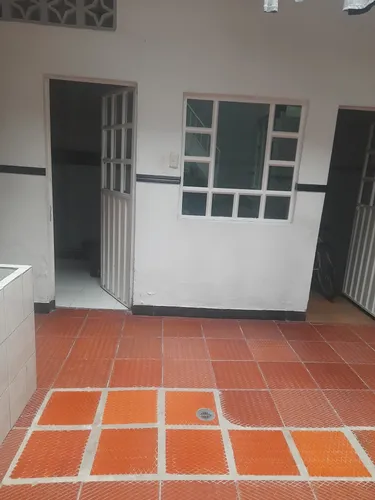 Casa Con 5 Apartamentos,4 Baños,4 Cocinas,un Aparta Estudio,