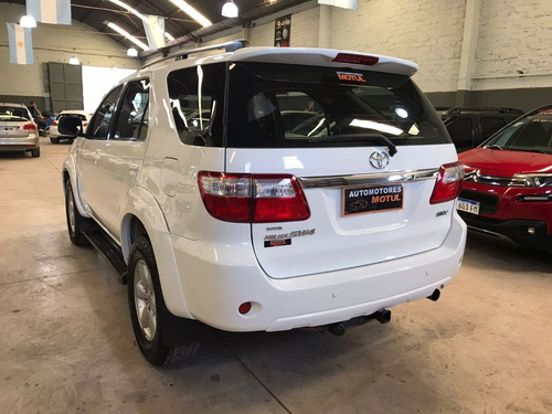 Imagen 5 de 8 de Toyota Hilux Sw4 Srv Cuero 7a 3.0 2011