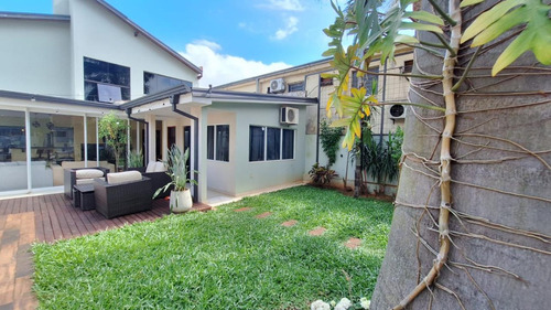 Vendo Casa Amoblada Con Piscina En El Centro De Encarnación: 4 Habitaciones Y 4 Baños