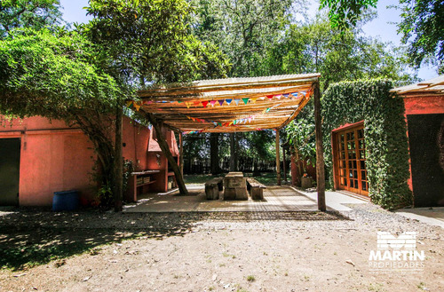Chacra En Capilla Del Señor. Casa De Campo Y Casa De Huéspedes. Lote 17.745 M2. Pileta Y Bosquecito.