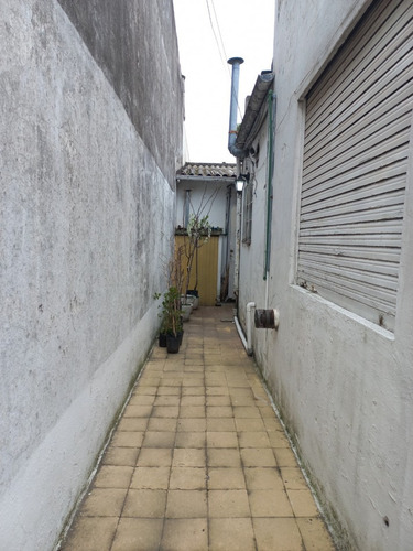 Casa 3 Ambientes Con Garaje Y Parque, A Reciclar Parcialmente, En Barrio Santa Monica