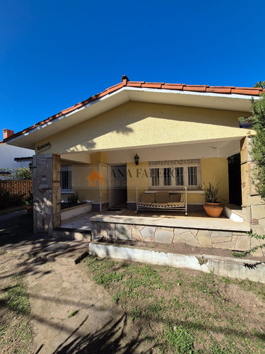 Chalet Colonial En Venta Centro De Atlántida