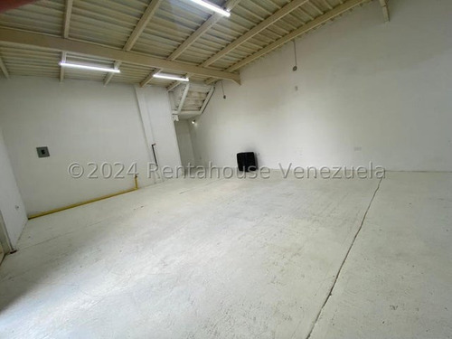 Maikelly Zabala Alquila, Buen Comercial Con Ubicación En La Zona Este Barquisimeto, Cuenta Con Oficina Amoblada Y 600 Mt2, Mz