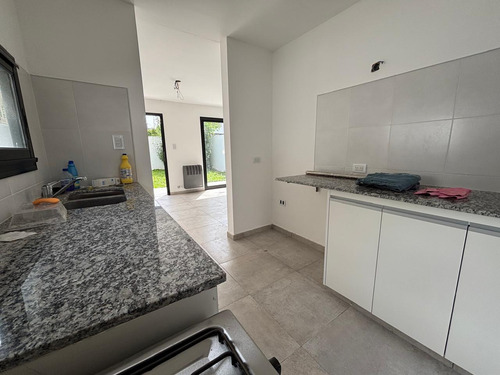Duplex En Venta - 2 Dormitorios 2 Baños - 207mts2 - Villa Elisa