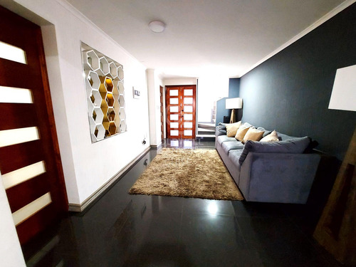 Remodelada Con Líneas Simples Y Sectores Amplios