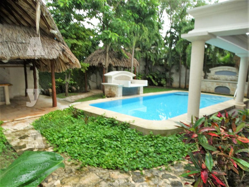Casa En Venta, Estilo Clásico ,4 Recámaras En Residencial Campestre, Cancún