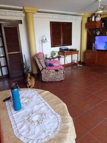 Venta De Casa 4 Dorm., Alsina Al 400- C /pileta