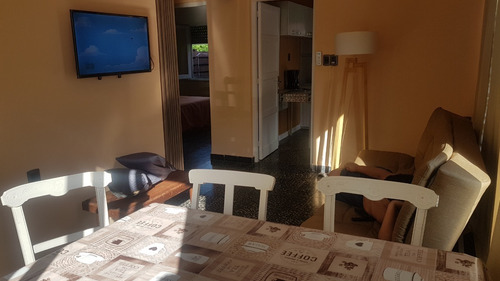 Imagen 13 de 21 de Casa En Piriapolis Para 6 Con Aire Acondicionado Baño A Nuevo, Parrillero Techado Iluminado, A 1 Cuadra De La Rambla Cerca Del Puerto