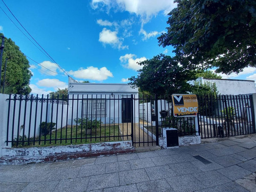 Imagen 1 de 19 de Moron! Casa En Lote Propio Con Departamento De Tres Ambientes Al Fondo.