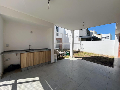 Lomas De Manantiales Duplex 3 Dormitorios 3 Baños A Estrenar