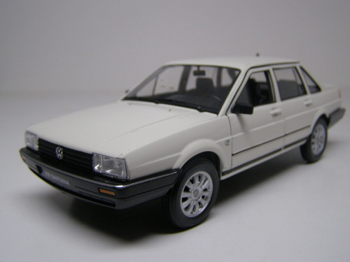 Miniatura Carrinho Santana Branco 1989 Escala 1:36 Em Metal Cor Branco