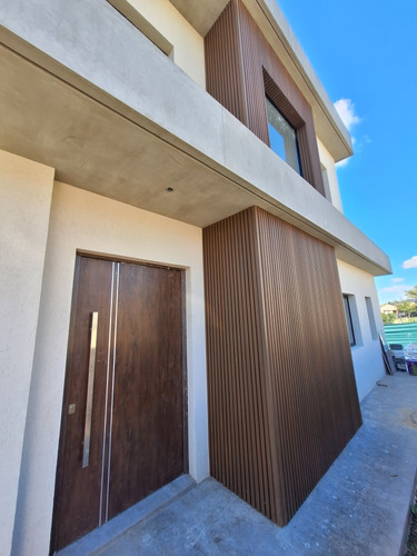 Casa En Venta Con Pileta Santa Elena