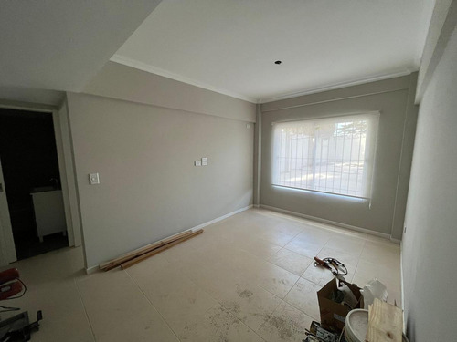 Departamento De Tres Ambientes En Venta En Sarandi