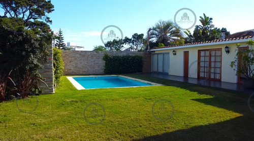Moderna Casa De 4 Dormitorios En Playa Mansa A 150 Metros Del Mar