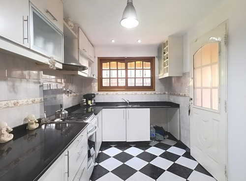 Casa En Venta Hurlingham 5 Amb Garage Jardín Impec