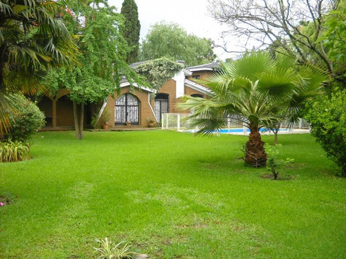 Excelente Propiedad Tipo Chalet Ubicada En Garita 6 De Roldán Y Funes.-