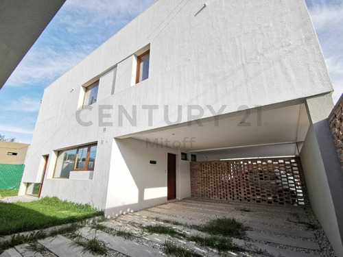 Imagen 2 de 15 de Dúplex Tipo Casa Al Frente De 3 Dormitorios, Jardín Y Cochera En Venta En Gonnet