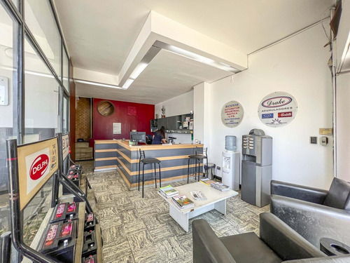 Mega Local En El Cruce Alberdi Con 1340m²