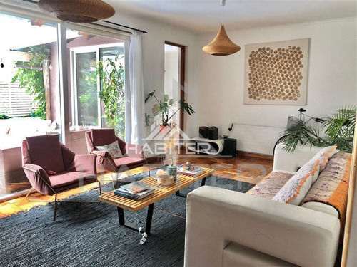 Casa En Venta De 5 Dorm. En Curicó