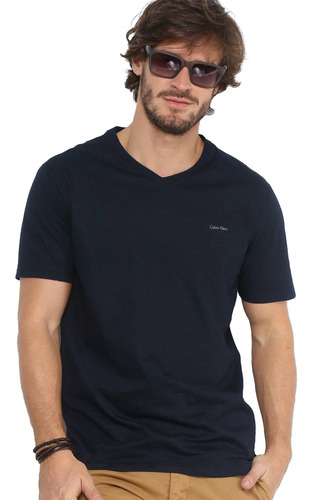 Camiseta Calvin Klein V-neck Logo Flamê Azul Marinho