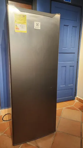 Congelador Vertical Electrolux 168l Plata Efuy16p3hvg (Usado)
