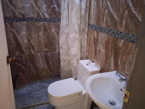 Imagen 3 de 6 de Vendo Town House Por Remodelar En Zona Céntrica