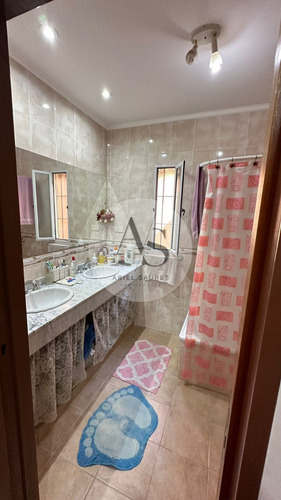Se Vende Hermoso Chalet En Villa Bosch!!!! Frente A La Plaza Del Pio Xii