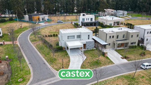 Casa En Venta En El Barrio Cerrado Santo Tomas, Pilar