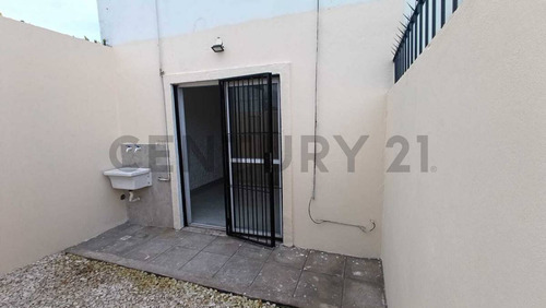 Ph En Venta Castelar Con Patio Y Cochera Apto Prefesional Y Apto Credito.
