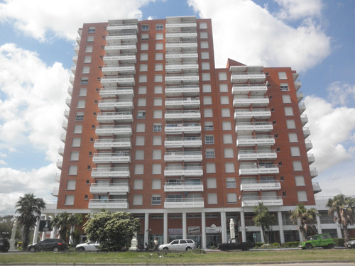 Venta - Piriápolis - Apartamento Frente Al Mar Céntrico Con Cochera - Acepta Banco - Ref 4311