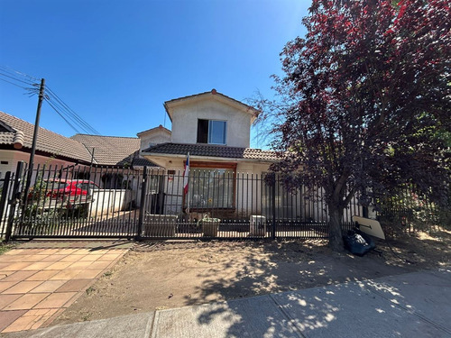 Casa En Venta De 7 Dorm. 3 Baños En Peñalolén