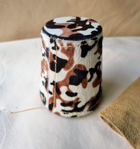 Imagen 3 de 4 de Cachos De Cuero, Animal Print 1 Vaso Y 5 Dados
