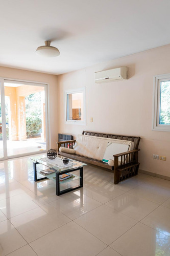 Casa De 4 Dormitorios En Venta En Yerba Buena - Los Olivos