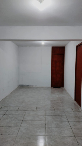 ¡ocasión! Vendo Casa Comercial En Plena Avenida Principal *excelente Ubicación* Ideal Para Minimarkets, Peluquerías, Boticas; Etc. San Juan De Lurigancho. Cuenta Con Todos Los Servicios.