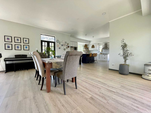 Casa Con 5.000 M2 De Terreno Con Piscina (82768)