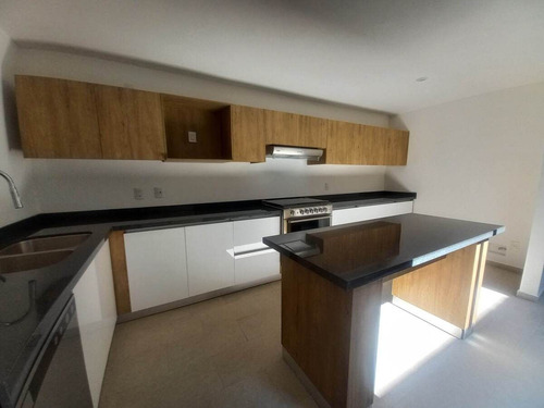 Casa En Venta En El Refugio, 3 Recámaras, 2.5 Baños, Alberca, 2 Autos, Lujo!