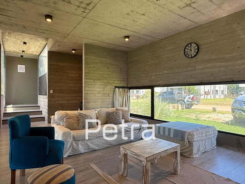 Casa En Venta De Hormigón Visto En Costa Esmeralda