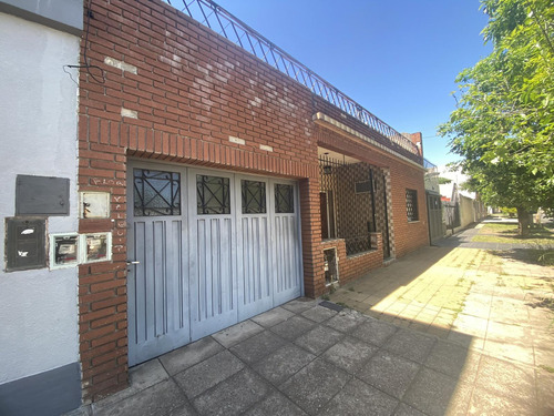 Venta De Casa De 3 Amb Con Cochera Deposito Y Jardín En Ramos Mejía.