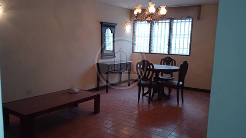 Hermosa Casa Céntrica Ideal Para Proyecto Comercial En La Urbanización Los Caobos. 002jsc