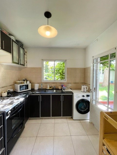 Venta Vivienda Multifamiliar De 6 Amb.c/ Local,parque Y Quincho. Barrio Chauvin. Sobre Lote Propio.