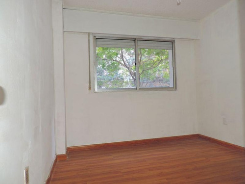 Apartamento Al Frente Sobre Av. Del Libertador !!
