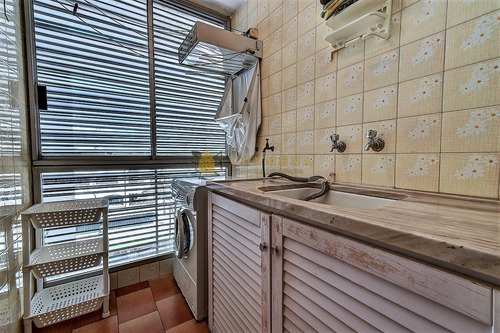 Departamento En Edificio De Categoría A Metros Del Mar- Ref: 2563