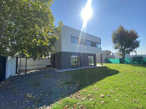 Casa En Venta - 2 Dormitorios 2 Baños - Cochera - 280mts2 - Manuel B. Gonnet